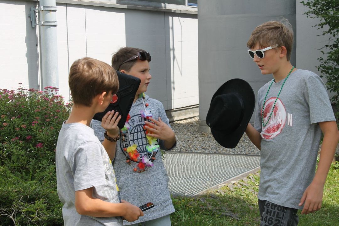 Kinder mit Requisiten